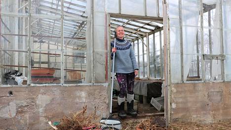 Eerika Vaahtovuo kertoo rentoutuvansa paitsi neulomalla, myös puutarhatöiden parissa. Hehtaarin kokoiselle tontille on suunnitteilla ainakin kanala, aidattu keittiöpuutarha sekä kompostikehikot.