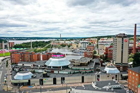 Koskikeskus lasikupoleineen on yksi Tampereen kaupunkikuvan tunnuspiirteitä. Kauppakeskus kuvattiin heinäkuussa 2021.