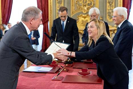 Italian uusi ulkoministeri Antonio Tajani kätteli pääministeri Giorgia Melonia virkaanastujaisissa lauantaina 22. lokakuuta. 