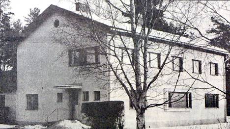 Tämä kuva on Juupajoen kunnan entisestä terveystalosta vuodelta 1992. Ennen tämän vuoden helmikuussa tehtyä purkamispäätöstä viimeisimpänä se toimi vapaa-ajan talona, jossa on ollut myös SPR:n kirpputori.