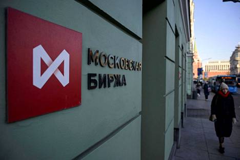 Moskovan pörssin rakennus kuvattuna 28. helmikuuta. 24. maaliskuuta osakekauppa alkoi neljän viikon sulun jälkeen. Torstaina on kulunut neljä viikkoa siitä, kun Venäjä aloitti hyökkäyksen Ukrainaan.