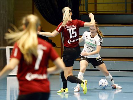 Minttu Ylikraka pelasi tämän kauden ensimmäisen Futsal-liigan ottelunsa lauantaina. Vastus oli tähänastisista joukkueista kovin.