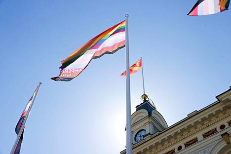 Tampereen tiedostava lippu on yhteenveto tunnetujen pride-lipujen väreistä. 