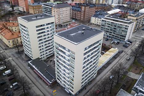 Rongantornien ympärillä on Juhannuskylän rakennettua kulttuuriympäristöä. Vuoden 2020 marraskuussa otetussa kuvassa vasemmalla yläreunassa näkyy 1920-luvun Ojakadun kortteli ja Tuomiokirkonkadun toisella puolella on vuonna 1907 rakennettu Tampereen klassillinen lukio.