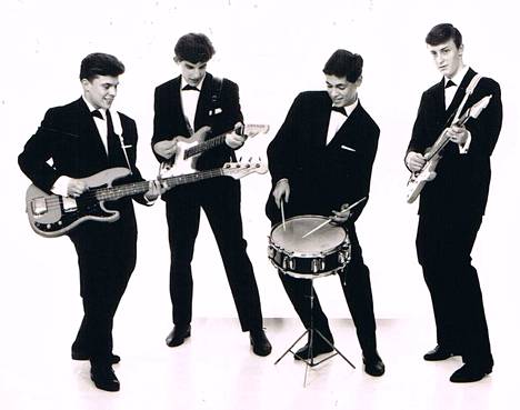 The Sounds vuonna 1962: Peter Ekman (basso), Sten ”Bobi” Söderblom (komppikitara), John ”Johnny” Liebkind (rummut) ja Henrik Granö (soolokitara).