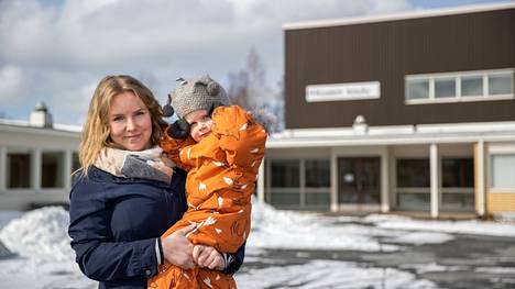 Eveliina Ojalasta on ihanaa, että Koskin koulusta käydään paljon lähialueen luonnossa. Sylissä on kaksivuotias Oskari.