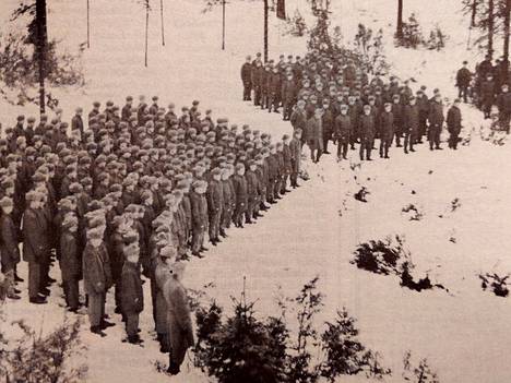 Lokakuussa armeijaan saapuneet 500 alokasta ylenivät tykkimiehiksi Koivistonvadin talvisissa maisemissa.