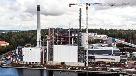 Pirkanmaalaisista kunnista eniten päästöjään vähensivät Ruovesi, Valkeakoski, Nokia ja Tampere. Kuvassa Naistenlahden voimalaitos kesällä 2021.