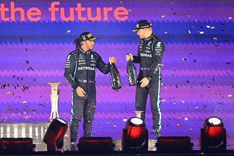 Voittaja Lewis Hamilton ja kolmanneksi ajanut Valtteri Bottas palkintokorokkeella Jeddassa Saudi-Arabiassa viime viikonloppuna.