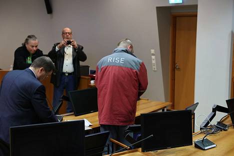 Pirkanmaan käräjäoikeus käsitteli torstaina Tampereella oikeusjuttua, jossa 28-vuotiaalle miehelle luettiin syytteet henkirikokseen ja liikenneonnettomuuteen liittyen.
