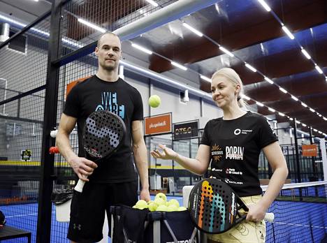 Entiset huippupesäpalloilijat Ville Posti ja Meea Lehtinen pelaavat nykyisin padelia. Kumpikin pelasi nuoruudessaan myös tennistä, josta on helppo siirtyä trendilaji padelin puolelle.