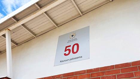 Vesikattoliike Mäkinen Oy saneeraa Keuruun paloaseman pesuhallin katon ja parantaa sen lämmöneristystä.
