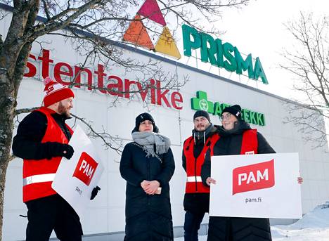 Kuva otettu 4. helmikuuta, kun Satakunnan Osuuskauppa kielsi Palvelualojen ammattiliitto PAMia tulemasta tonteilleen. Kuvassa vasemmalta pääluottamushenkilö Sami Viitasaari, pääluottamushenkilö Melina Mäkelä sekä Jarkko Seppälä ja Nea Kähkönen.