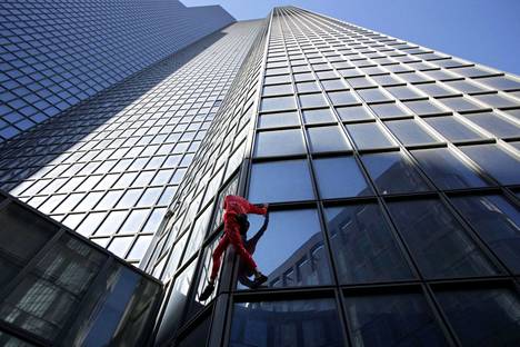 Ranskalainen rakennuskiipeilijä Alain Robert kiipesi ilman turvavarusteita 48-kerroksisen pilvenpiirtäjän huipulle Pariisissa.