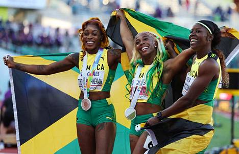 Jamaika otti kolmoisvoiton naisten 100 metrillä: kultaa Fraser-Pryce (keskellä), hopeaa Shericka Jackson (oikealla) ja pronssia Elaine Thompson-Herah (vasemmalla).