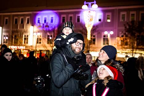 Tamperelaisperheen vanhemmat Mike Arvela ja Taika Tulonen toivat lapsensa Viiman (vas.) ja Hallan käymään joulutorilla sekä itsenäisyysjuhlassa. Juhla ei ole aiemmin kuulunut perheen itsenäisyyspäivän vieton perinteisiin, mutta saattaa jatkossa kuulua. 