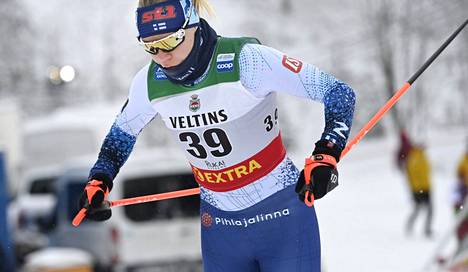 Jasmi Joensuu toi Suomen naiset maaliin viidentenä Lillehammerin viestiladulla. Kuva Rukan maailmacupin kisasta.