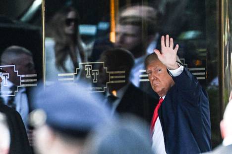 Yhdysvaltain entinen presidentti Donald Trump saapui Trump Tower -rakennukseen New Yorkissa maanantaina.
