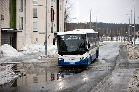 Sulanut lumi teki isoja lätäköitä Tampereelle helmikuussa 2022.