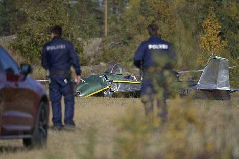 Poliisi tutki kaksipaikkaista pienkonetta sen epäonnistuneen laskun jälkeen 27. suuskuuta. Lentäjä kuoli ja sen matkustaja loukkaantui turmassa.