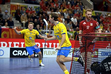 Ruotsi voitti taas salibandyn miesten MM-kultaa. Kuvassa juhlivat Malte Lundmark (keskellä) ja Hampus Ahren.