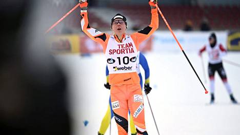 Josefiina Böök pääsi tuulettamaan SM-hopeamitalia Imatran vapaan hiihtotavan sprintissä.