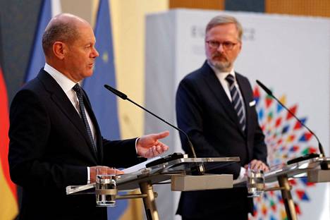 Saksan liittokansleri Olaf Scholz (vas.) ja Tšekin pääministeri Petr Fiala tiedotus­tilaisuudessa Prahassa maanantaina. 