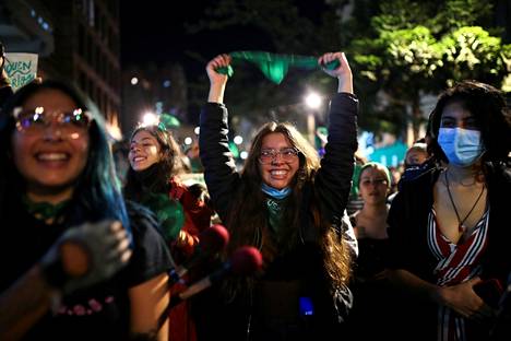 Aborttioikeutta puolustavat aktivistit juhlivat Bogotássa 22. helmikuuta 2022. Kolumbian perustuslakituomioistuin oli juuri päättänyt raskaudenkeskeytyksen dekriminalisoinnista 24. raskausviikolle asti.