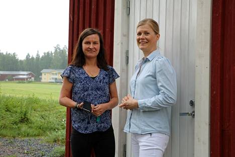Erika Mantere (vas.) ja Sanna Uotila ovat laittaneet hihat heilumaan Vähikkälän muuttoliikkeen korjaamiseksi. 