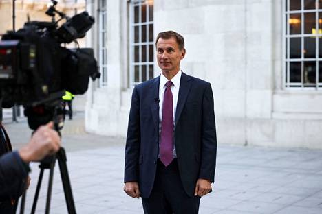 Uusi valtiovarainministeri Jeremy Hunt on antanut useille medioille haastatteluita viime päivinä. Kuvassa hän on yleisradioyhtiö BBC:n tentattavana sunnuntaina 15. lokakuuta.