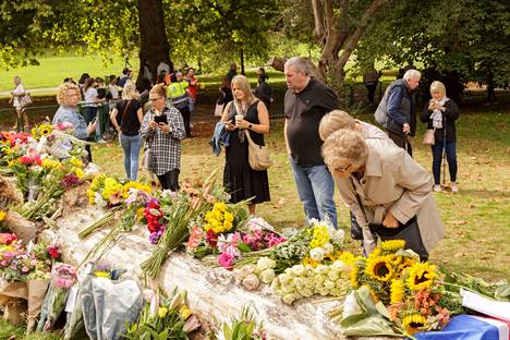 Kukkatervehdyksiä tutkivaa väkeä lauantaina Green Parkissa lähellä Buckinghamin palatsia.