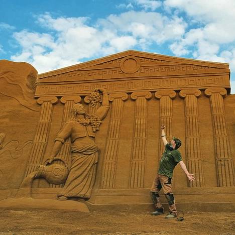Tanskan hiekkaveistosfestivaalin teemana oli kreikkalainen mytologia Antti Pedrozon veistm temppeli kohoaa kuuden metrin korkeuteen