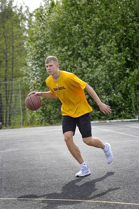 Elias Valtonen on ponnistanut Eurasta pitkälle koripallourallaan. Kuva: Juha Sinisalo