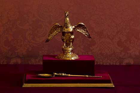 Seremoniassa käytettävä kultalusikka on vanhin kruunajaisissa käytettävä esine. Lusikalla otetaan pyhää öljyä kotkan muotoisesta pullosta. 