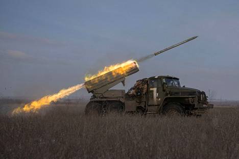 Ukrainan armeijan neuvostovalmisteinen raketinheitin BM-21 Marinkan kaupungin lähistöllä tiistaina 7. helmikuuta.