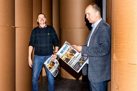 Sanoma Manun lehtipainon johtaja Matti Käki (oik.) ja myyntijohtaja Antti Linnakylä tarkastelevat tuoreeltaan vastapainettua Aamulehden Moro-lehteä.