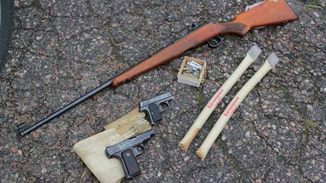 Kuvan aseet ja räjähteet eivät liity Lounais-Suomen poliisin äskettäiseen keräykseen. 