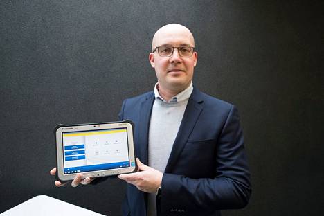 Tamtronin toimitusjohtaja Mikko Keskinen esitteli työkoneisiin asennettava vaakaa Aamulehdelle huhtikuussa 2017.