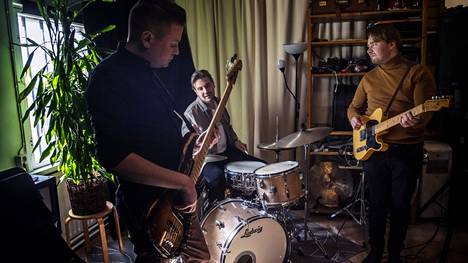 Hustle Fuzz -yhtye valmistautuu Jussi Reunamäen muistokonserttiin ja hänelle omistetun albumin julkaisemiseen. Basisti Seppo Kylänpää, rumpali Severi Koivusalo ja kitaristi Henri Jokinen kuvattiin treenikämpällä Helsingissä. Kuvasta puuttuu yhtyeen saksofonisti Juho Hurskainen. 