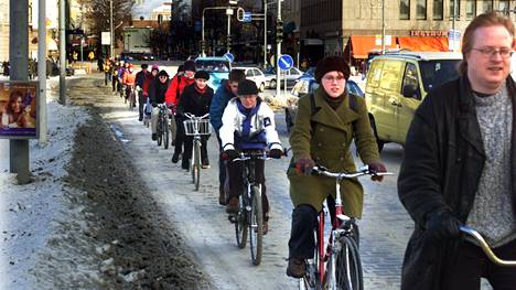 Tampereen yliopiston opiskelijat ajoivat vuonna 2000 Tampereen keskustan läpi kertoakseen, että pyöräilijät haluavat Hämeenkadulle pyörätien. Kulkue vei kaupungin virastotalolle aloitteen.