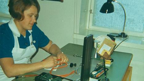 Hoitotyö on teknologisoitunut kauppala-aikaan verrattuna. Kuvassa terveydenhoitaja Ilse Räikkälä vuonna 1968. 