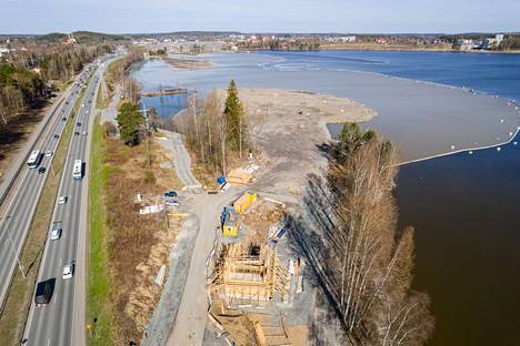 Rosenlewin sillan rakentaminen etenee. Silta tulee ulottumaan Rantatien länsipäästä Pölkkylänpuistoon, josta raitiotien reitti etenee Näsisaaren kautta Hiedanrantaan ja Niemenrantaan.