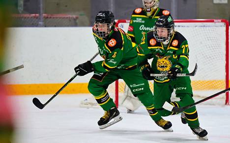 Ossi Tukion (vas.), Max Järventien sekä maalivahti Rasmus Teeren tupsukorvat ovat taipuneet U16-nuorten SM-sarjassa yhdeksän ottelun jälkeen vain kerran.