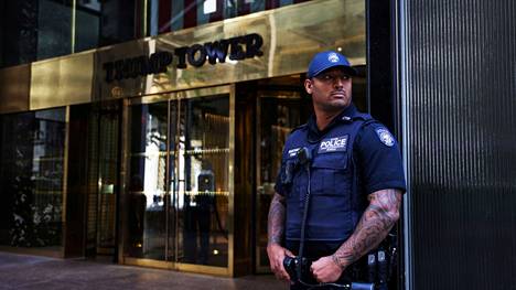 Poliisi vartioi Donald Trumpin rakennuttamaa pilvenpiirtäjä Trump Toweria New Yorkissa 12. elokuuta 2022.