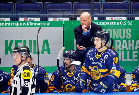 Lukon päävalmentaja Marko Virtanen tarkkaili keskiviikon ottelua mietteliäänä.