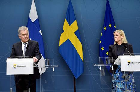 Presidentti Sauli Niinistö ja Ruotsin pääministeri Magdalena Andersson pitivät yhteisen tiedotustilaisuuden Ruotsissa tiistaina iltapäivällä. Tilaisuudessa he kertoivat, että Suomi ja Ruotsi jättävät Nato-hakemuksen huomenna keskiviikkona yhdessä.