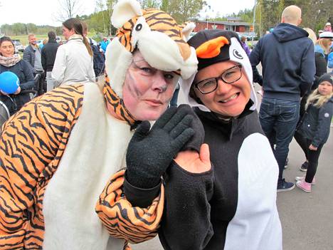  Tiikeri ja pingviini ovat hyvät kaverukset. Turkkien alta paljastuivat Kristiina Sunell ja Sari Denier. 