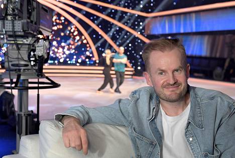 Ohjaaja Janne Rehmonen vastaa Tanssii tähtien kanssa -ohjelman inserteistä. Haastatteluhetkellä ohjelman studiossa liihottelivat harjoituksissaan Kia Lehmuskoski ja Jarkko Niemi.