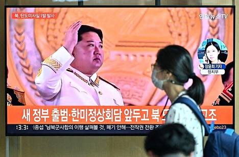 Pohjois-Korean johtaja Kim Jong-un näkyi televisioruudulla Etelä-Korean pääkaupungissa Soulissa tiistaina.