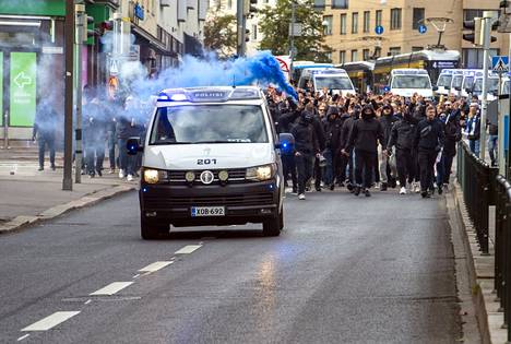 Poliisi saattoi HJK:n kannattajakulkuetta stadionille ennen ottelun alkua maanantaina.